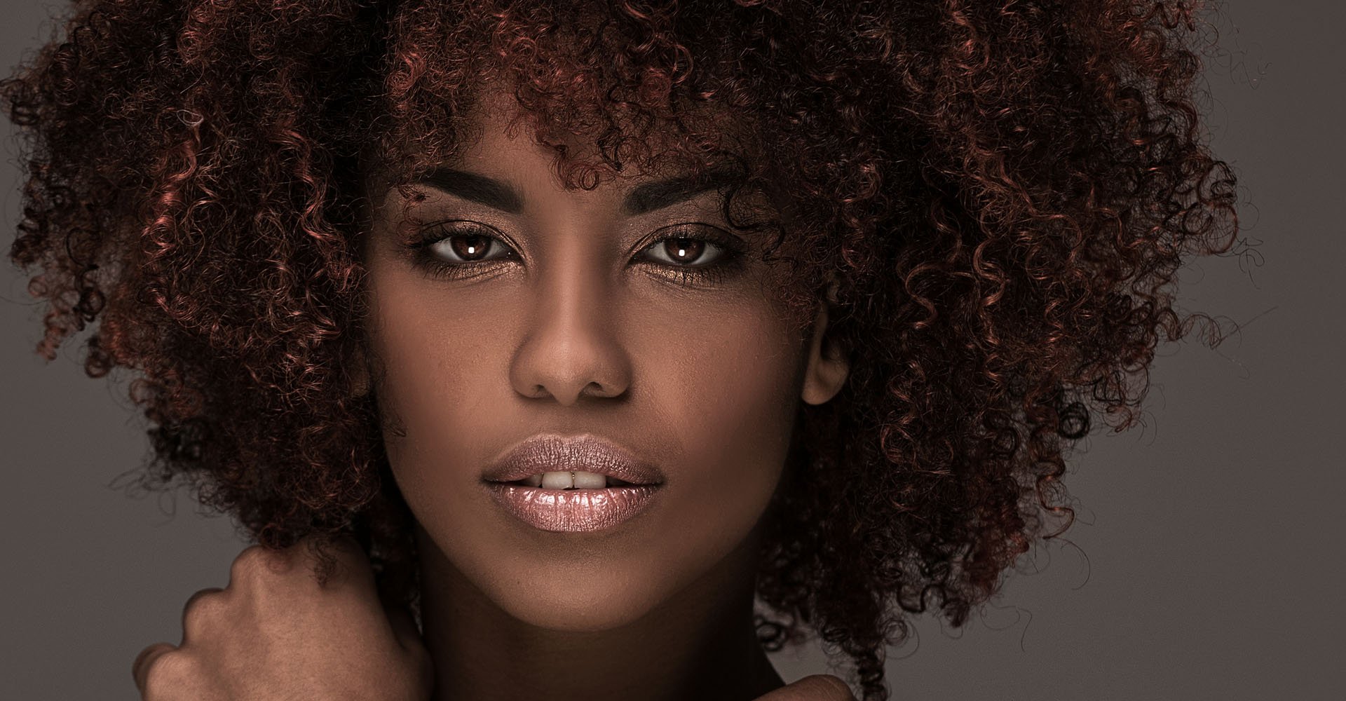 negra-rosto-cabelo-crespo-com-luzes-vermelhas